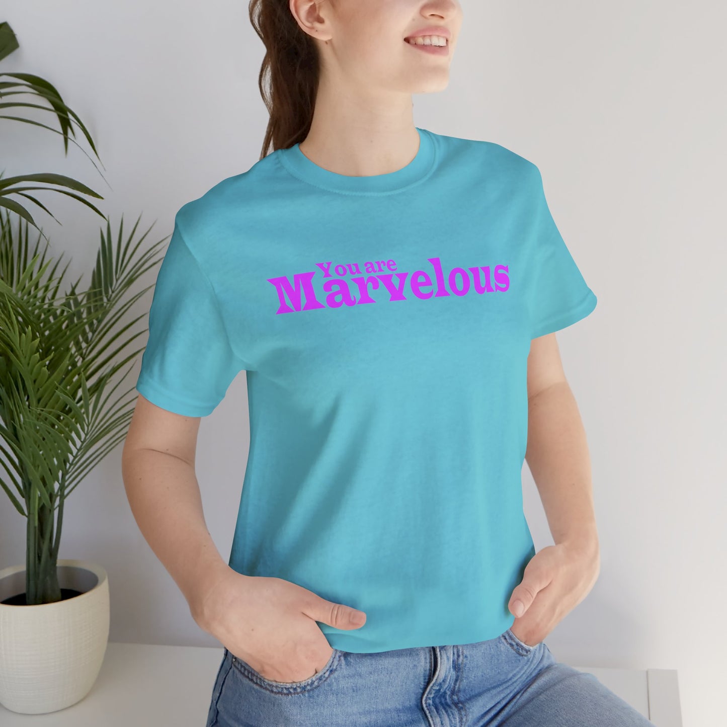 「You are Marvelous」 - ピンク文字 - ユニセックス 半袖Tシャツ