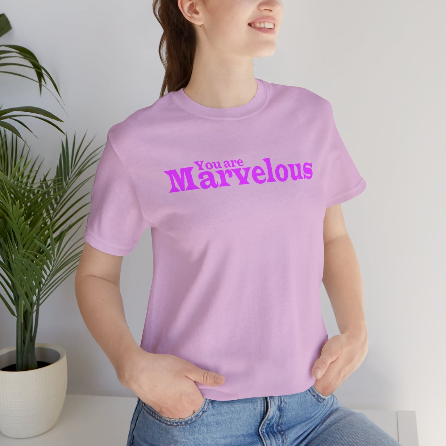 「You are Marvelous」 - ピンク文字 - ユニセックス 半袖Tシャツ