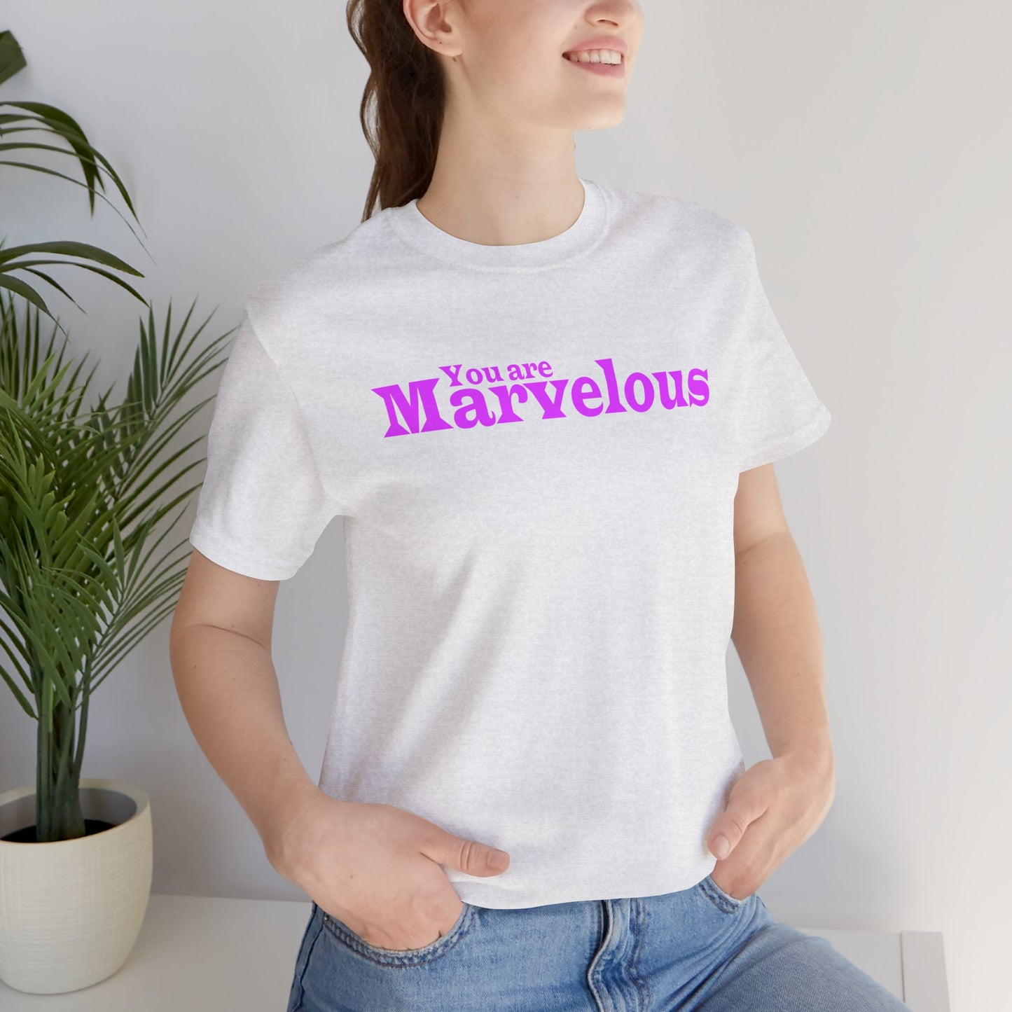 「You are Marvelous」 - ピンク文字 - ユニセックス 半袖Tシャツ