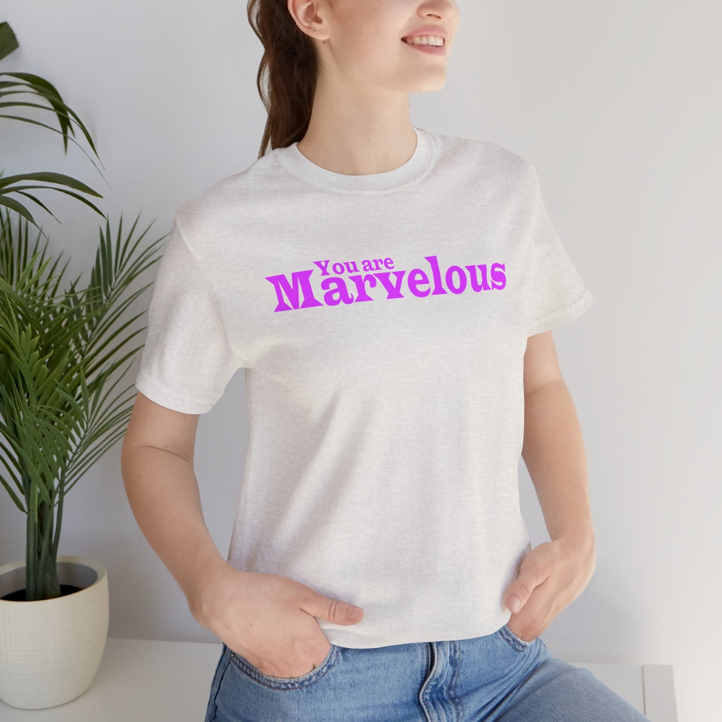 「You are Marvelous」 - ピンク文字 - ユニセックス 半袖Tシャツ