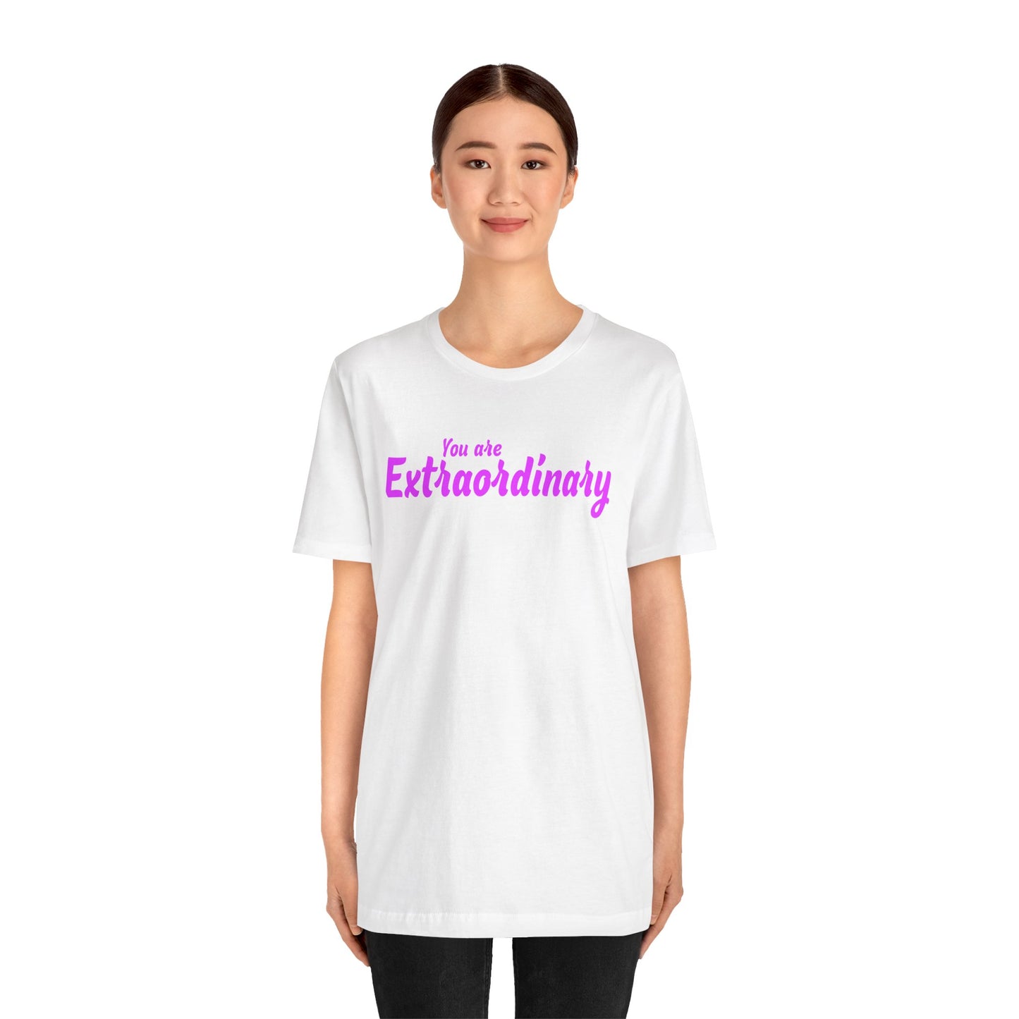 「You are Extraordinary」 - ピンクの文字 - ユニセックス 半袖 T シャツ